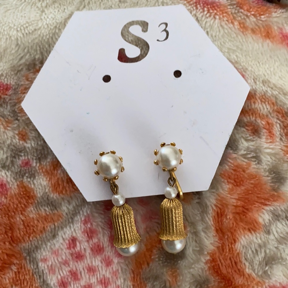 Beautiful vintage clip style earrings 🍷